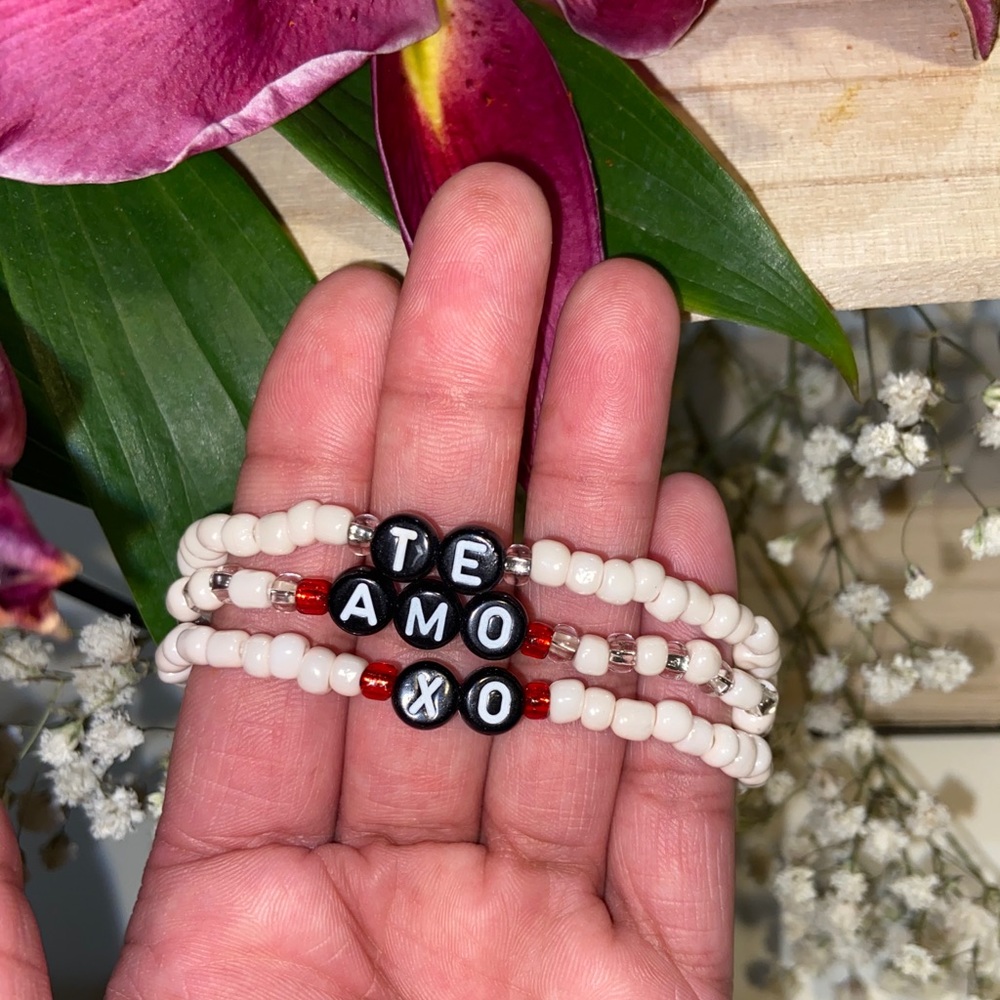 Handmade TE AMO XO Alphabet Glass Beaded Bracelet